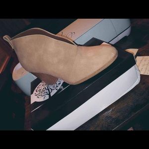 Woman’s size 9 Chic Soul boots